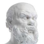 Une statue d'un homme avec une barbe