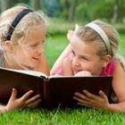 Deux filles lisant un livre