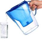 Une personne versant un verre d'eau