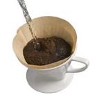 Une tasse de café rempli de café moulu-up