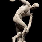 Une sculpture d'une personne touchant leur genou