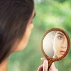Une femme se regardant dans le miroir