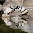 Un tas de roches créant une petite petit pont de l'eau