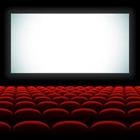 Un cinéma avec des chaises rouges