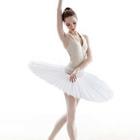 Une jeune fille faisant ballet