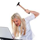 Une femme blonde balancer un marteau à l'ordinateur