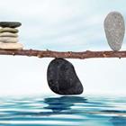 Une roche noire équilibrage d'un morceau de bois avec deux objets sur elle