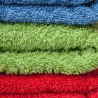 Un groupe de différentes serviettes de couleur