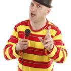 Un homme en chemise rouge et jaune avec un microphone