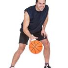 Une personne jouant avec un ballon de basket