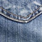 La poche arrière d'une paire de jeans