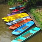 Une rangée de bateaux en différentes couleurs