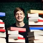 Une personne debout derrière une pile de livres