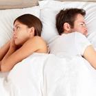 Couple pose dans son lit en face de l'autre