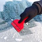 Une personne avec un objet rouge, décoller la neige