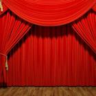 Une scène avec un curtan rouge