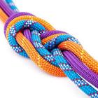 Un tas de différentes cordes de couleur attachés ensemble