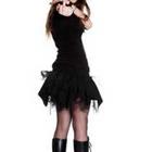Jeune fille en robe noire gothique