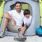 Père et fils dans la tente