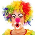 Femme en costume de clown