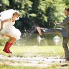 Mariée et le marié en jouant dans une flaque d'eau