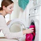 Femme faire la lessive